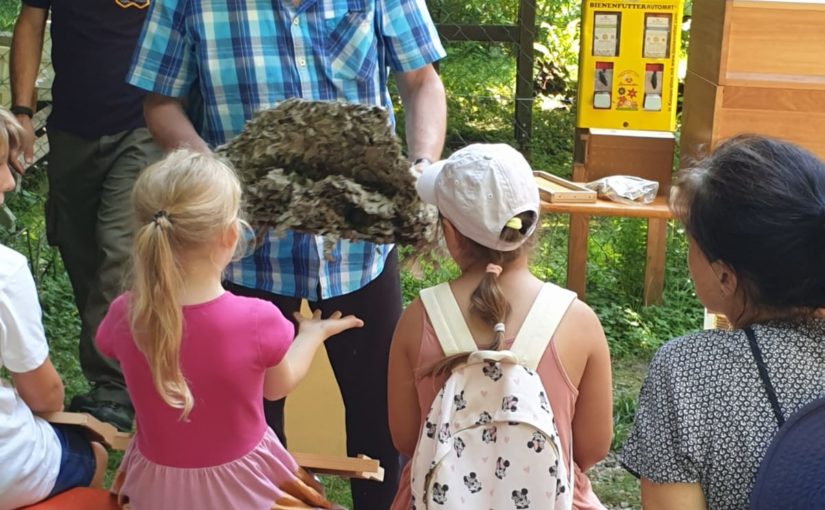 Zahlreiche Besucher auf dem Lehrbienenstand